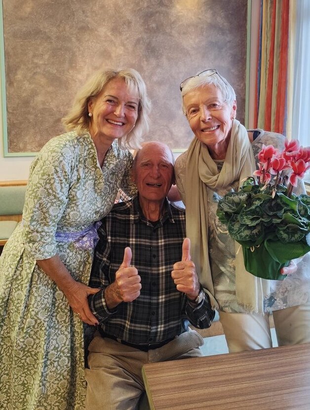 GV Dr. Margit Heissenberger überreicht Geschenkskorb