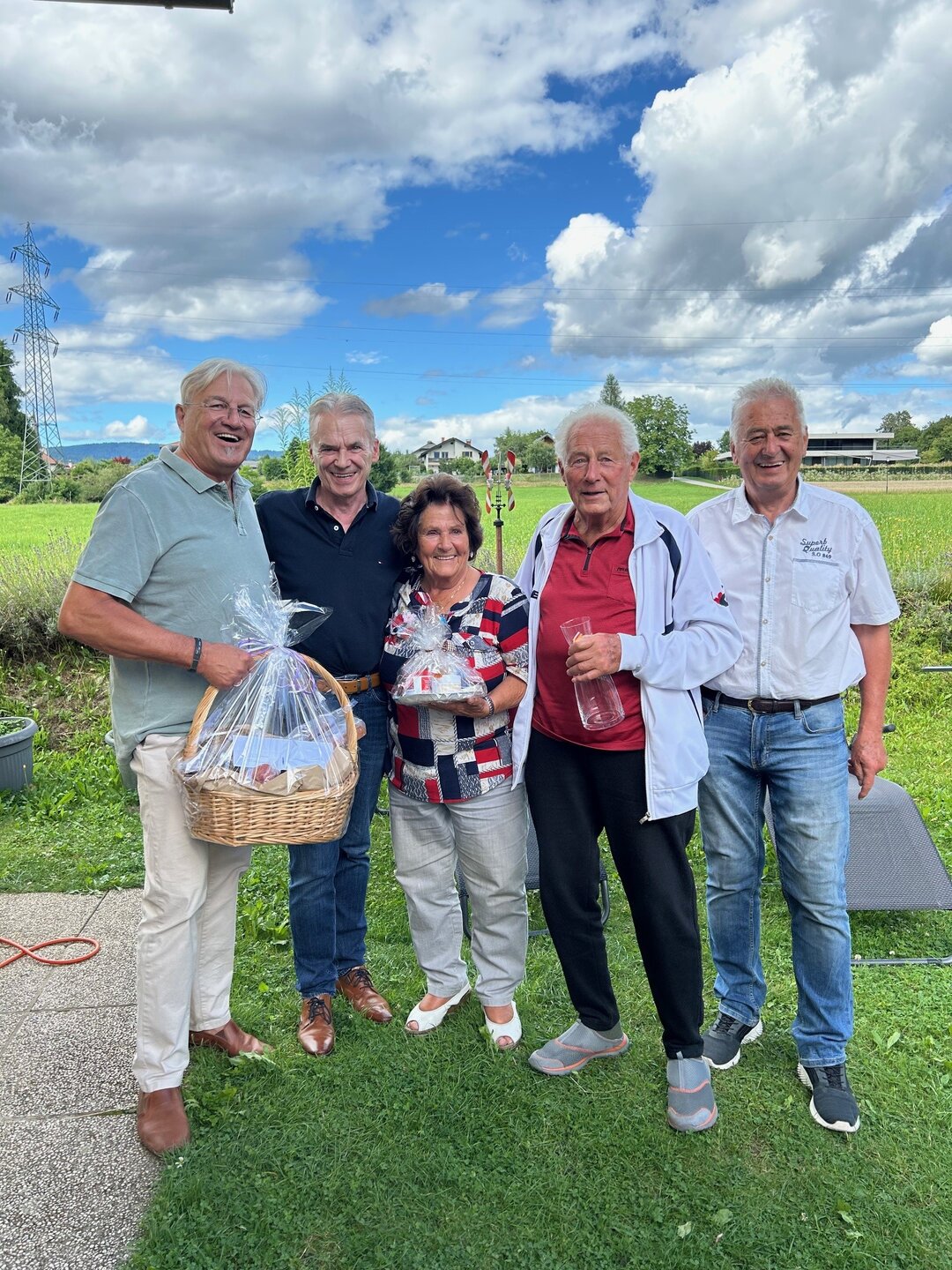 Die Gratulanten, u.a. Bürgermeister Vouk überreichen den Feiernden einen Geschenkkorb und Presente