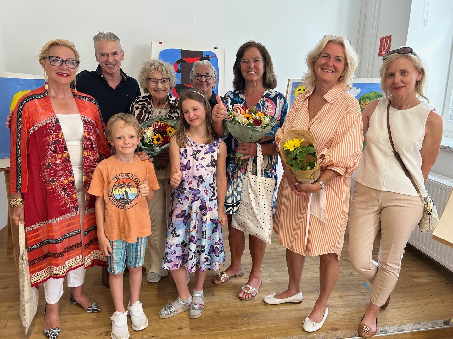 Foto: KK/Privatuafnahme Kinder posieren mit ihren Kunstlehrerinnen, sowie Bürgermeister Vouk und Gemeindevorständin Dr. Heissenberger.