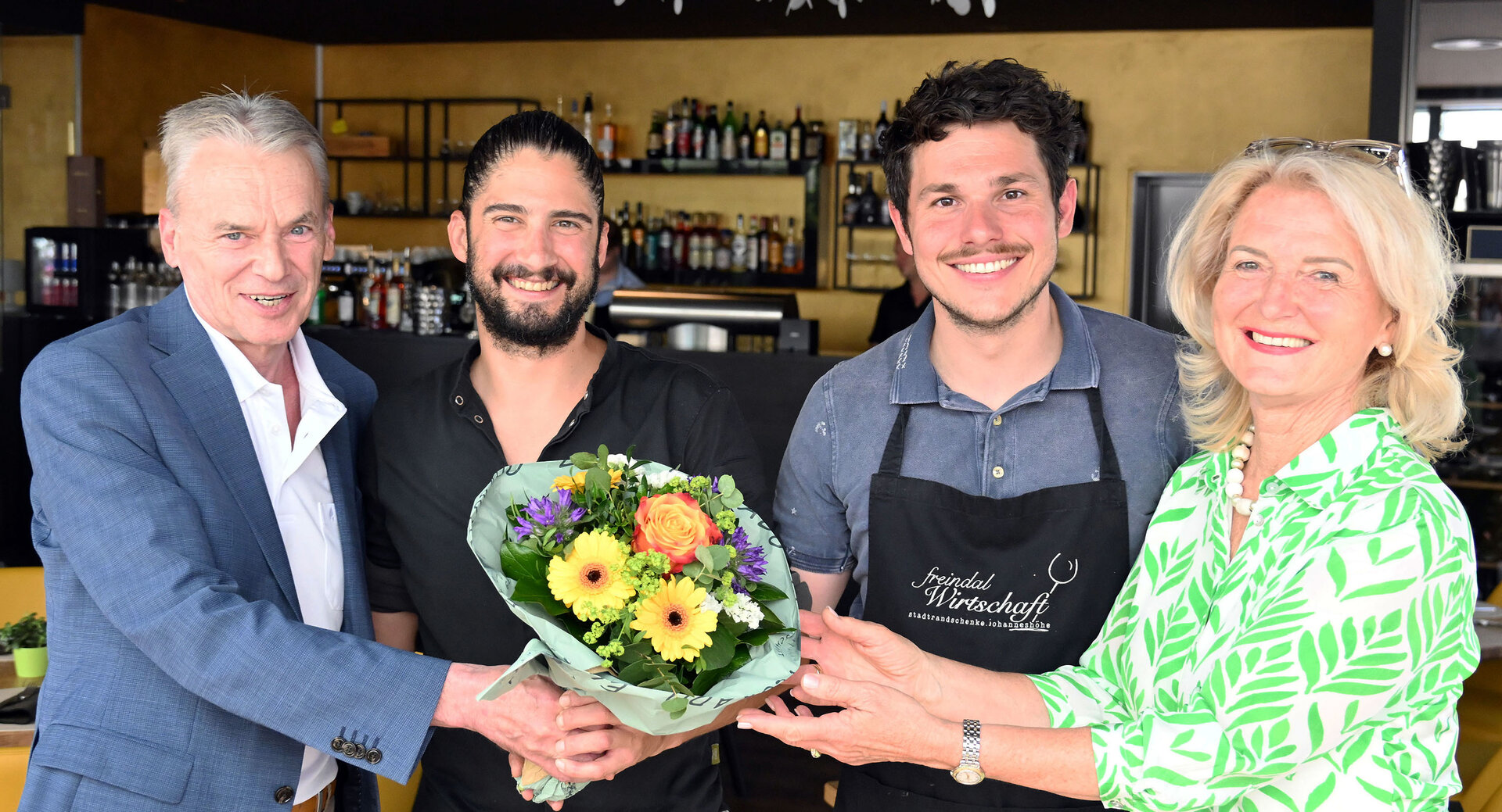 Foto: KK/Sobe Bürgermesiter Vouk und Gemeindevorständin Dr. Heissenberger gratulieren den Betreibern der Freindal-Wirtschaft zur Eröffnung und überreichen einen Blumenstrauß.