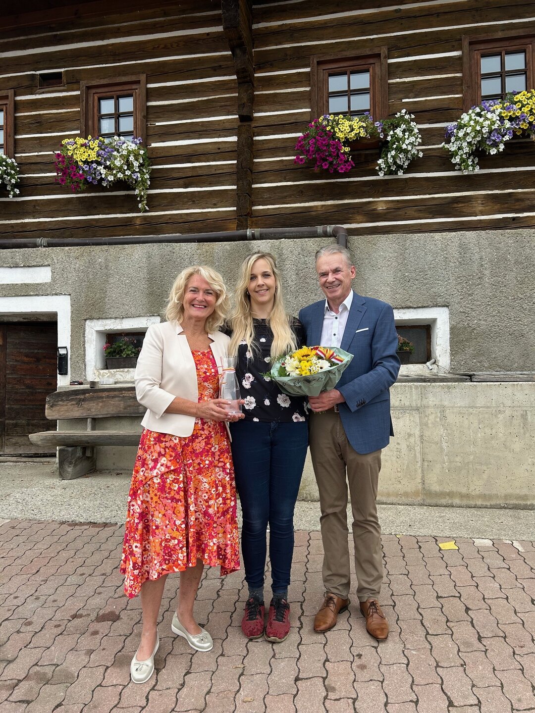 Gemeindevorständin Dr. Margit Heissenberger, Preisträgerin Birgit Jäger und Bürgermeister Ferdinand Vouk